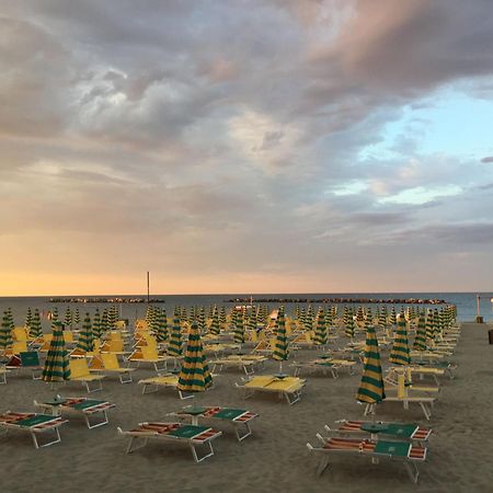Hotel Viking Rimini Buitenkant foto